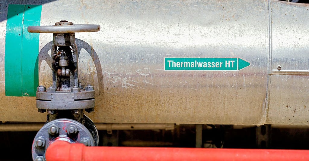 Rohre mit Thermalwasser führen zu Behältern eines Wärmetauschers an einer Lithium-Pilotanlage der Natürlich Insheim GmbH.