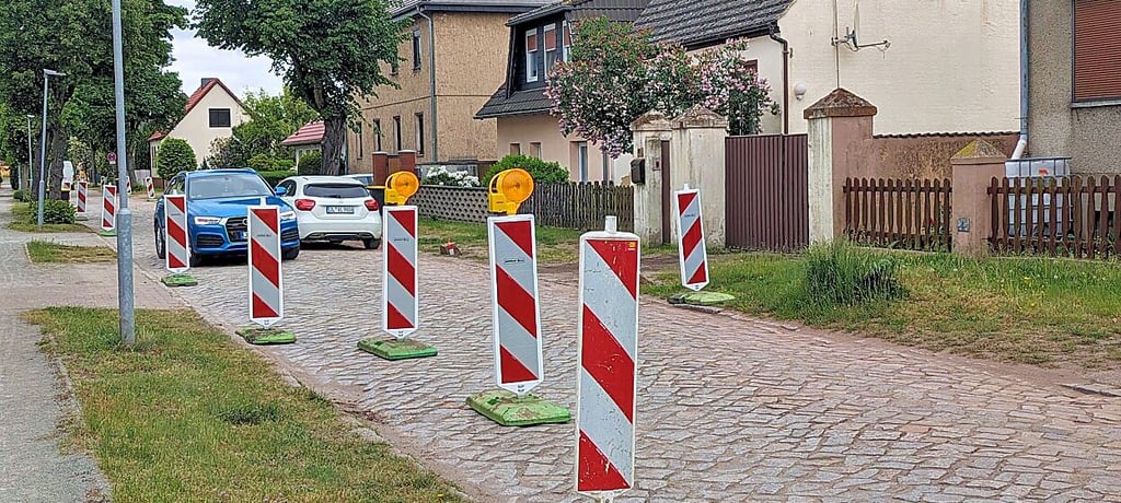 Schadhafte Stellen auf der Seedorfer Straße in Gerwisch sind abgesperrt worden. Ohne Stopps lässt sich die Straße nicht mehr passieren.