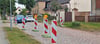 Schadhafte Stellen auf der Seedorfer Straße in Gerwisch sind abgesperrt worden. Ohne Stopps lässt sich die Straße nicht mehr passieren. 