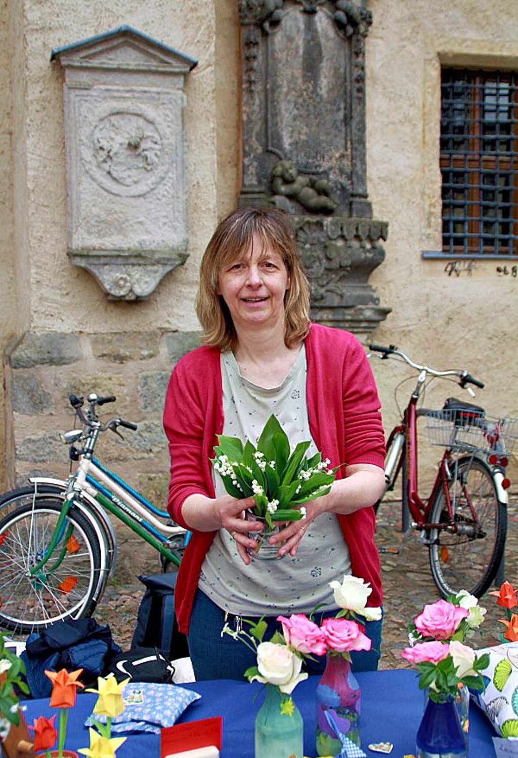 Silke Woitschig von der Evangelischen Gesamtschule zeigt Maiblumen aus dem eigenen Schulgartenanbau.