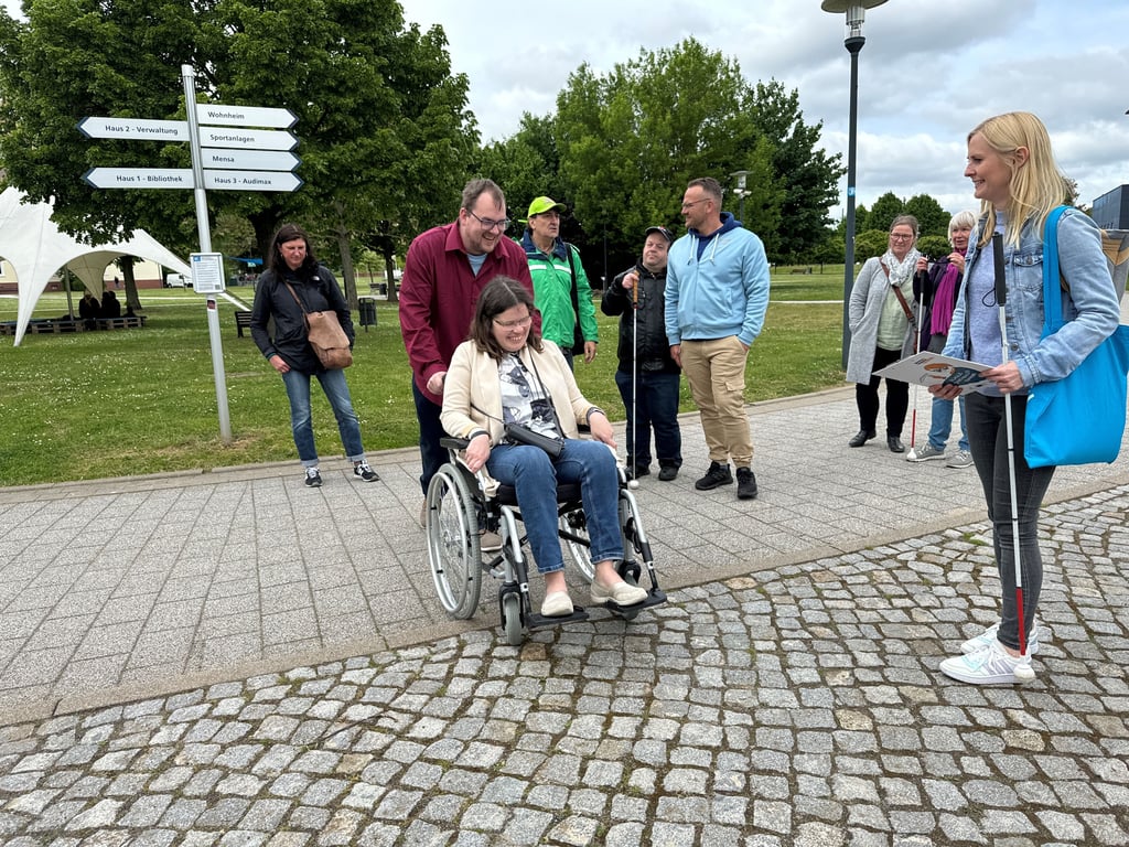 Schon ein Wechsel von Gehwegplatten zu Kopfsteinpflaster wie auf dem Hochschulgelände in Stendal kann für Rollstuhlfahrer problematisch sein.