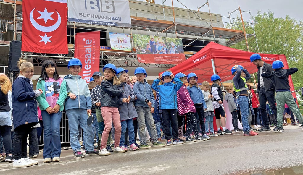 Richtfest in der Fritz-Hoffmann-Straße: 310 Kindergarten- und Hortkinder sollen in dem Neubau in Halle-Diemitz zukünftig Platz finden.