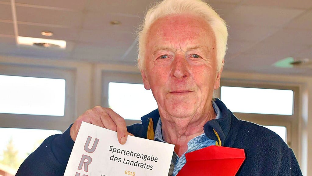 Dieter Schulze, Ehrenvorsitzender der SG Calvörde, zeigt stolz die Urkunde und die Plakette zur Sportehrengabe des Landrates in Gold.