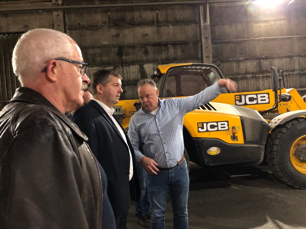 Sven Schulze (CDU), Minister für Landwirtschaft und Forsten Sachsen-Anhalt (Mitte), war am 3. Mai 2024 zu Gast bei der Gebrüder Nooren Gmbh am Standort Hedersleben.