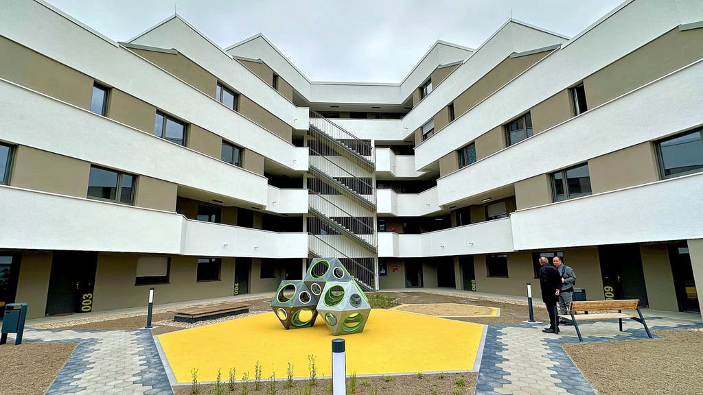 Die Innenhöfe bleiben den Bewohnern  vorbehalten. Die Laubengänge sorgen für eine spektakuläre Architektur in Halle.