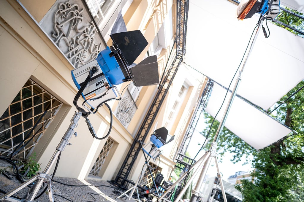 Lichter für ein Filmset stehen in der Lützowstraße in Berlin-Mitte.