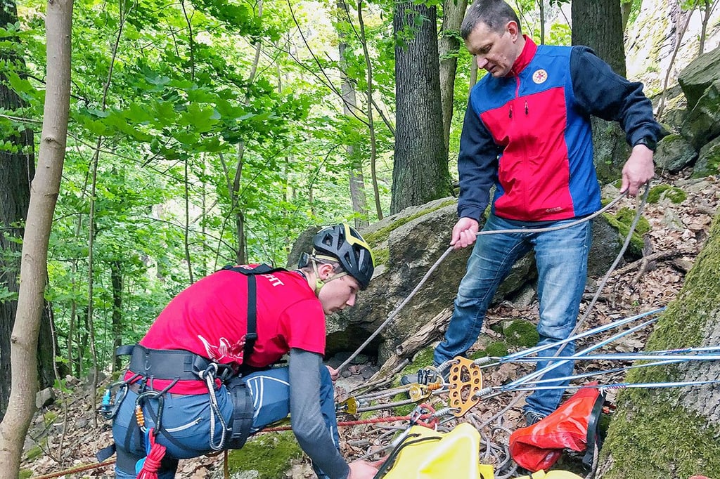 Das Seilsystem wird umgebaut, damit Retter und Trage den Hang gesichert herunterkommen.