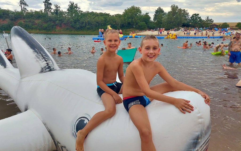 Das Strandsolbad richtet sich vor allem an Familien. Mailo (links) und Finn aus Hecklingen hatten im Sommer 2023 Spaß im Bad.