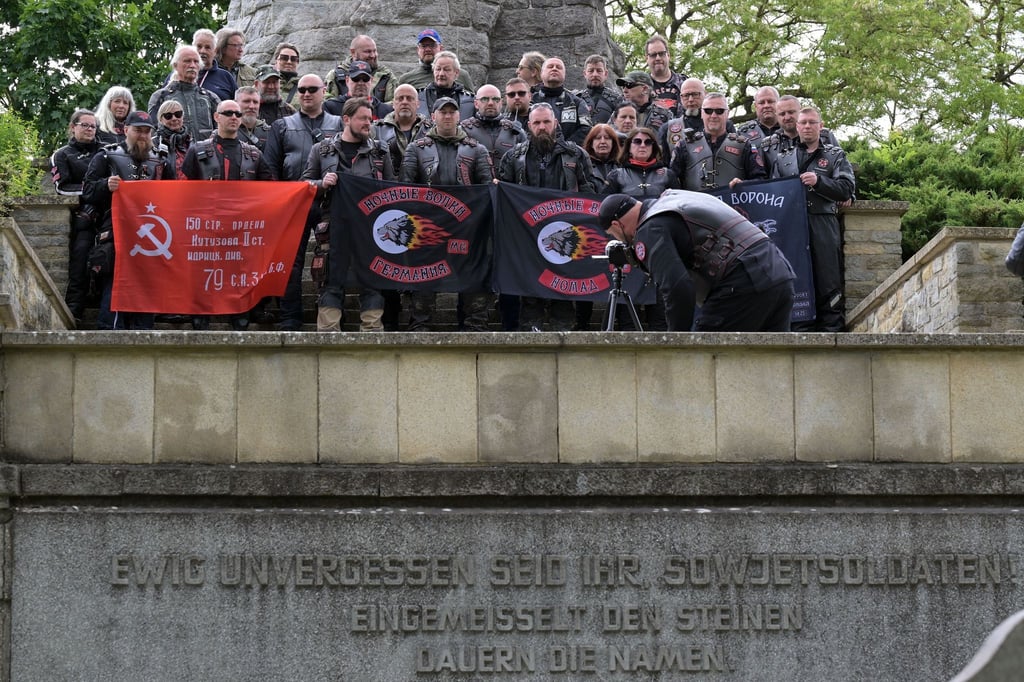 Mitglieder der Rockergruppe „Nachtwölfe“ stehen an der Gedenkstätte Seelöwen Höhen.
