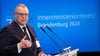 Brandenburgs Innenminister Michael Stübgen (CDU) spricht nach der symbolischen Staffelstab-Übergabe durch Berlins Innensenatorin Spranger für den Vorsitz der Innenministerkonferenz 2024 während einer gemeinsamen Pressekonferenz.