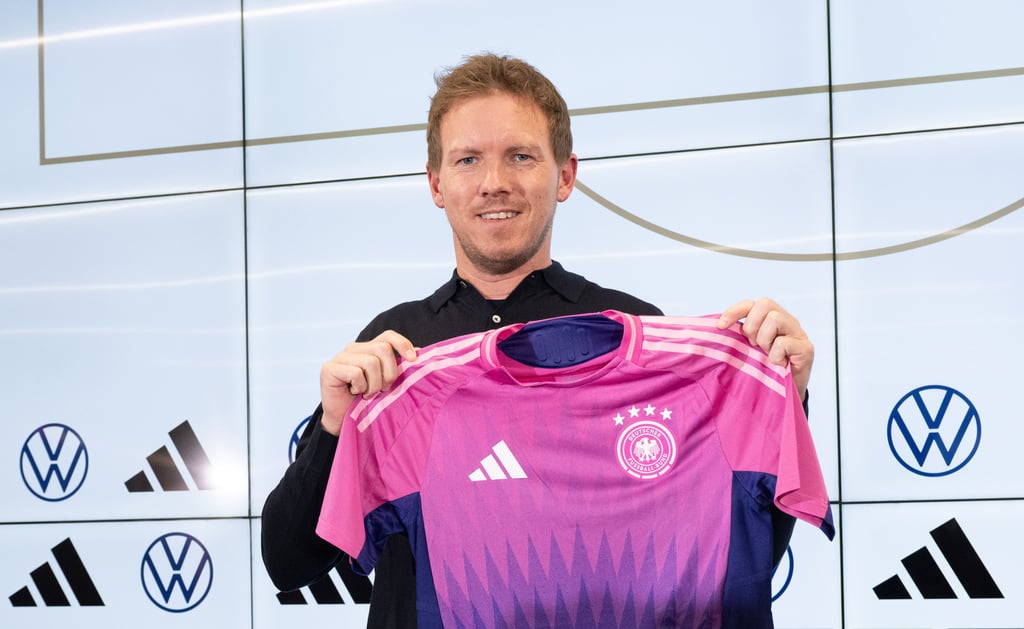 Trainer Nagelsmann mit einem neuen DFB-Trikot: Noch ist Adidas Sponsor der Nationalmannschaft, bald soll die US-Firma Nike übernehmen.