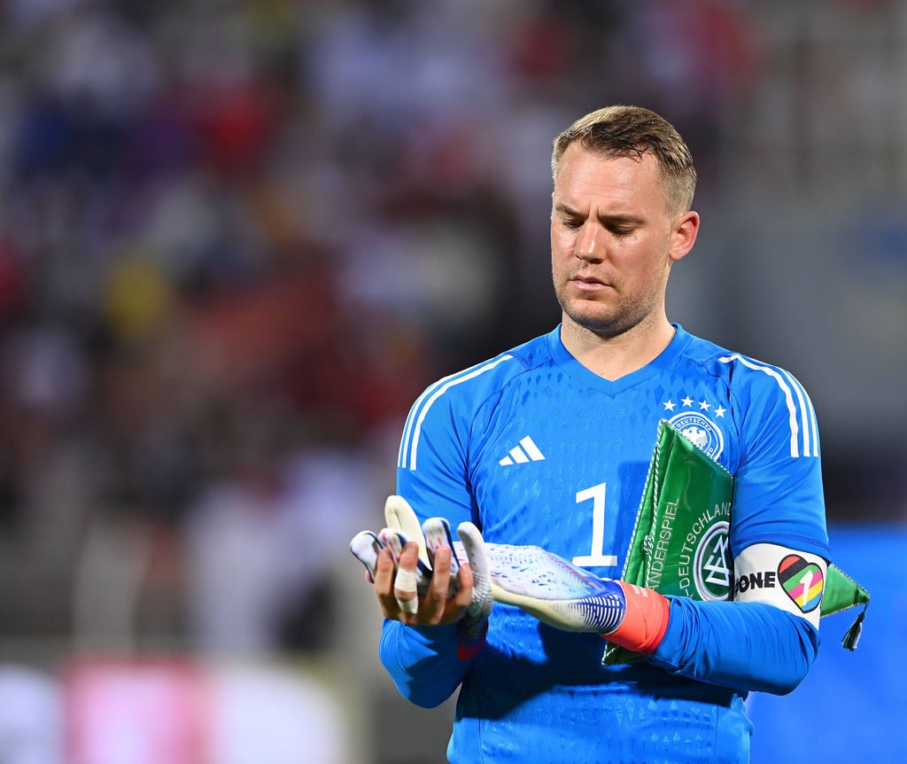 Im Test gegen den Oman hat Manuel Neuer die "One-love"-Binde noch getragen. Bei der WM in Katar gab es eine hitzige Debatte in Deutschland, ob die Nationalelf sich dem Kurs der Fifa beugen und auf das Sysmbol für Toleranz verzichten sollte.