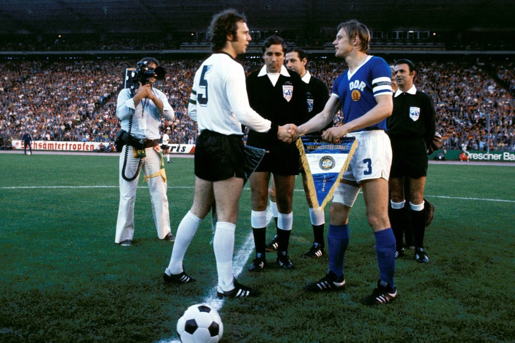Historisch: Franz Beckenbauer (BRD, li.) und Bernd Bransch aus Halle vor dem Spiel bei der WM am 22. Juni 1974. Die DDR-Elf schlug den späteren Weltmeister BRD sensationell 1:0. Das Siegtor erzielte der Magdeburger Jürgen Sparwasser.