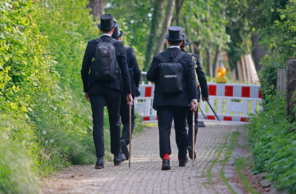 Vier Männer mit Zylinder ziehen mit Wanderstöcken durch den Nordharz. Christi Himmelfahrt geht auf die Apostelgeschichte des Lukas zurück und schließt den Osterkreis ab.