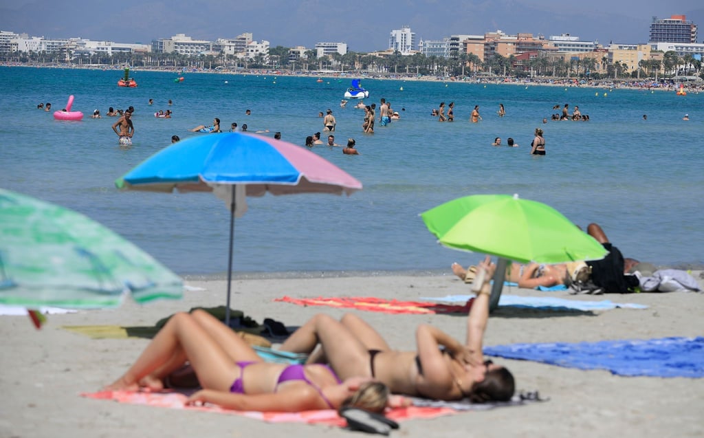 Auf Mallorca ist ein Tourist beim Sturz vom Hotel ums Leben gekommen.