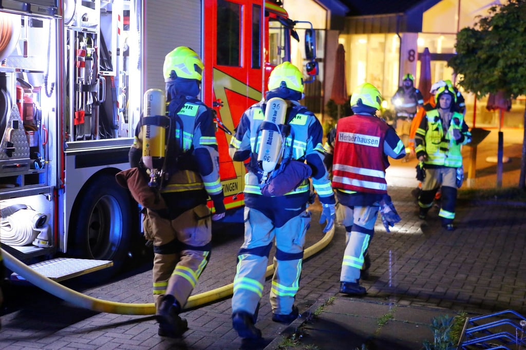 Einsatzkräfte der Feuerwehr sind bei einem Brand in einem Senioren- und Pflegeheim im Einsatz.