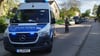 Polizisten sperren eine Straße im Berliner Bezirk Spandau für die Ermittlungsarbeiten. Nach dem Tod eines Mannes auf offener Straße im Berliner Bezirk Spandau ermittelt eine Mordkommission. Ersten Ermittlungen zufolge bestehe der Verdacht eines Tötungsdelikts.