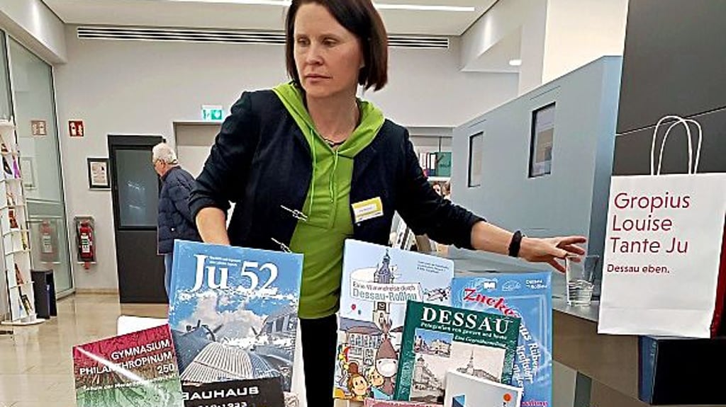 Ludwigshafens Bibliothekschefin präsentiert den Dessauer „Lesekoffer“.