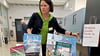 Ludwigshafens Bibliothekschefin präsentiert den Dessauer „Lesekoffer“.