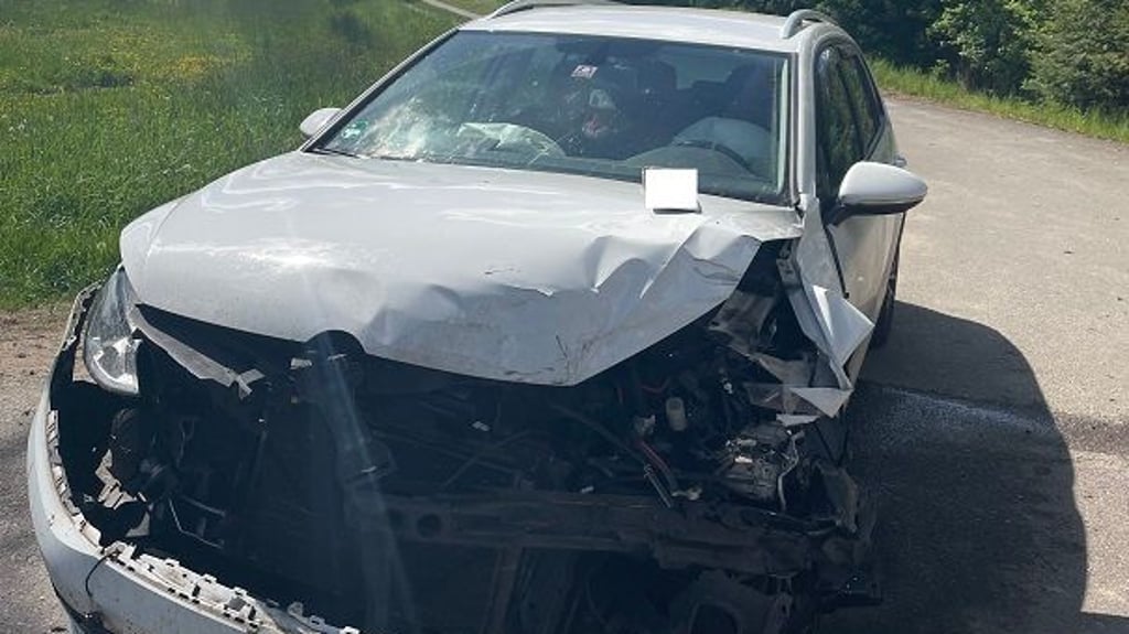 Bei Jahrstedt im Altmarkkreis Salzwedel ist ein Auto mit einem Bus zusammengestoßen. Dabei wurden drei Personen verletzt.
