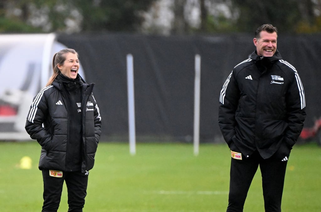Union Berlins Interimstrainer Marco Grote und Co-Trainerin Marie-Louise Eta leiten das Training.