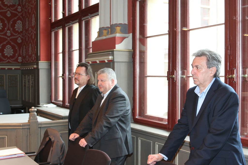 Gespannte Erwartung vor Beginn: Zubcics Verteidiger Arndt Müller-Denkinger, Stefan Zubcic und Matthias Herold (von links) im Landgericht. Foto: F. Schedwill