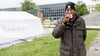 Der Klimaaktivist Wolfang Metzeler-Kick vom Bündnis „Hungern bis ihr ehrlich seid“ trinkt Tee nach einer Pressekonferenz über seinen Gesundheitszustand während seines inzwischen seit fast 60 Tagen andauernden Hungerstreiks im Invalidenpark.