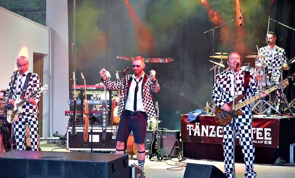 Die Band „Tänzchentee“ rockt am Freitag, 10. Mai, die Bühne auf dem Festplatz in Biendorf.