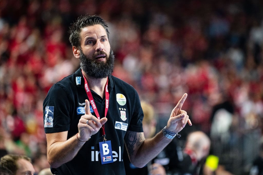 Magdeburgs Trainer Bennet Wiegert gestikuliert an der Seitenlinie.