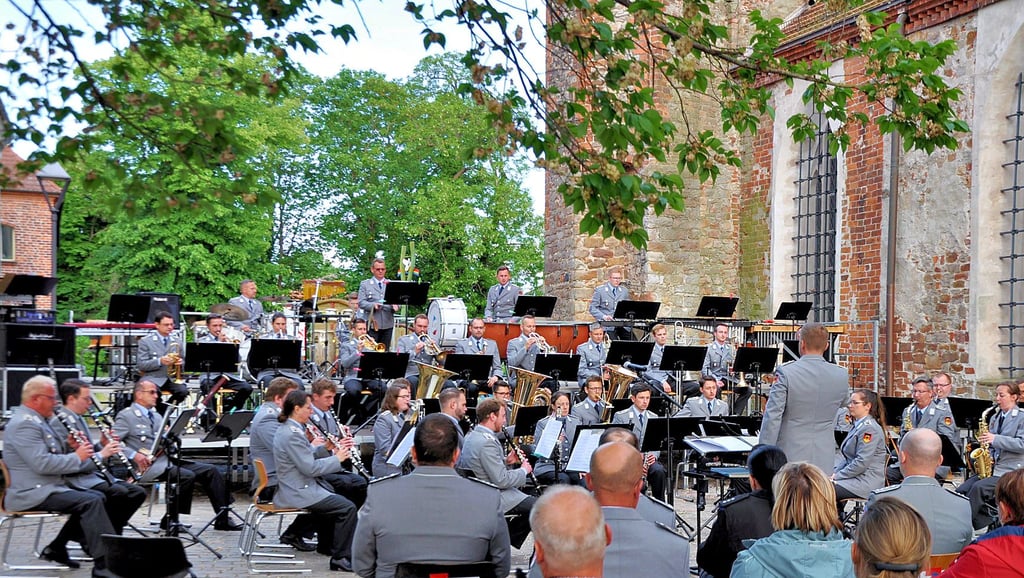 Das Benefizkonzert des Heeresmusikkorps Neubrandenburg am Fuße des Havelberger Domes in Havelberg lockt stets viele Besucher an.