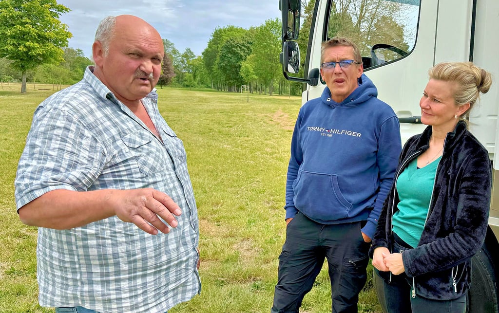 Frank Seide (links) weist den Schaustellern Nicole Nachtigall und Ronny Krämer ihren Stellplatz zu.