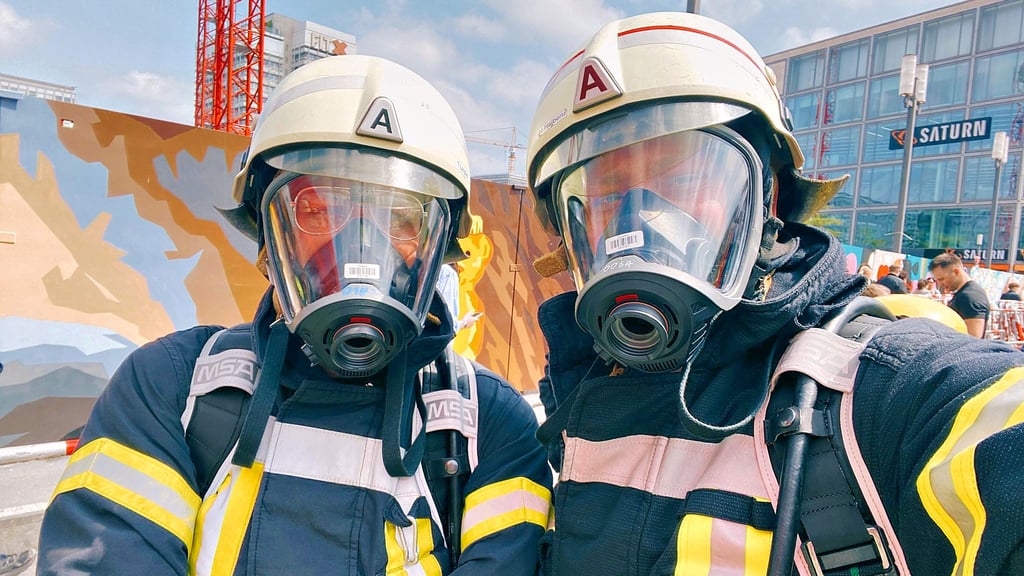 Tom Langner und Michael Halbenz von der Feuerwehr Wittenberg-West nahmen am Berliner „Firefighter Stairrun“ teil.