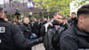 Polizeibeamte bringen während einer propalästinensischen Demonstration der Gruppe „Student Coalition Berlin“ auf dem Theaterhof der Freien Universität Berlin außerhalb des Camps Demonstranten weg. Die Teilnehmer haben am Dienstagvormittag den Platz mit Zelten besetzt.