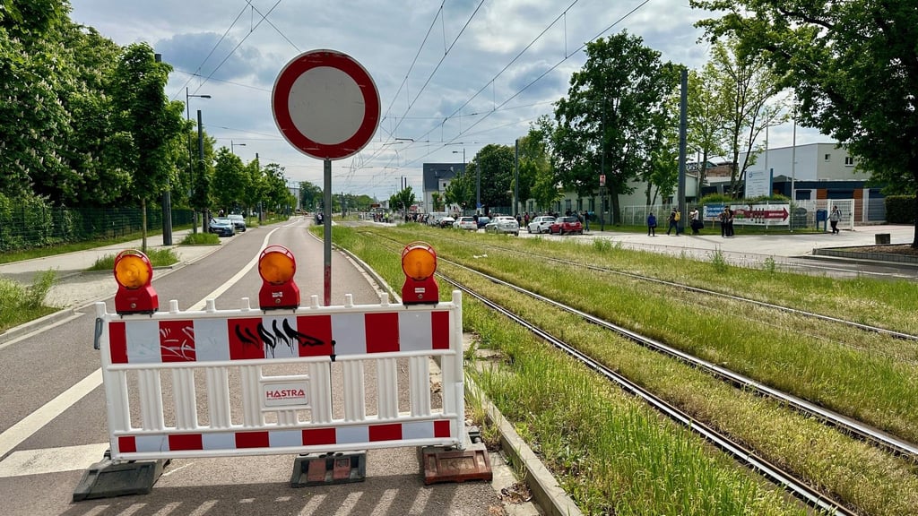 Noch sind Teile des Böllberger Wegs in Halle gesperrt. Aber auch stadteinwärts soll der Verkehr bald wieder rollen.