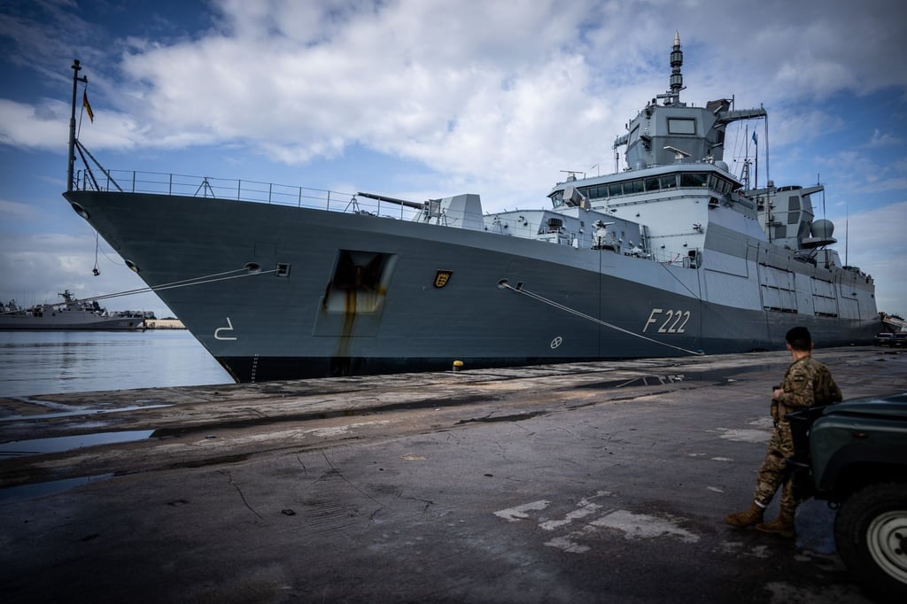 Die Fregatte „Baden-Württemberg“ der Bundesmarine liegt im Hafen von Beirut.