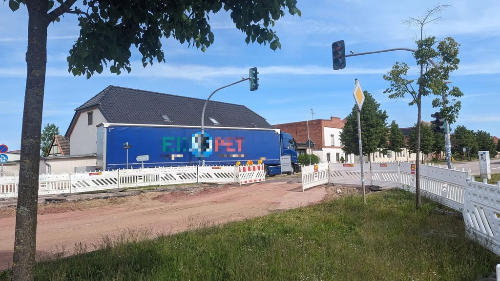 Ein Lkw fuhr am Montagvormittag in Gerwisch von der Bahnhofstraße über den Geh- und Radweg auf die Bundesstraße 1.