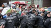 Polizeibeamte gehen während propalästinensischen Demonstration der Gruppe „Student Coalition Berlin“ auf dem Theaterhof der Freien Universität Berlin gegen Demonstranten vor.