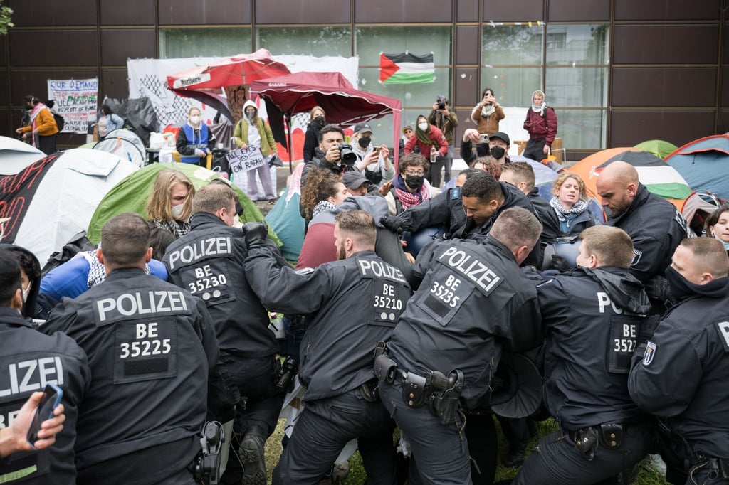 Polizeibeamte gehen während propalästinensischen Demonstration der Gruppe „Student Coalition Berlin“ auf dem Theaterhof der Freien Universität Berlin gegen Demonstranten vor.