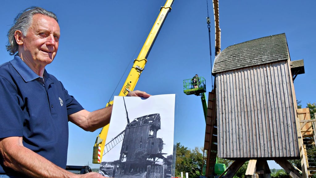 Während die Windmühle neue Flügel bekommt, zeigt der Mühlenbesitzer Helmut Russ ein Foto aus dem Jahr 1987. Die Aufnahme stammt aus der Kamera von Thorsten Neitzel. Russ gründete 2021 mit engagierten Dorfbewohnern und Mühlenfreunden einen Verein zum Erhalt des historischen Bauwerks.