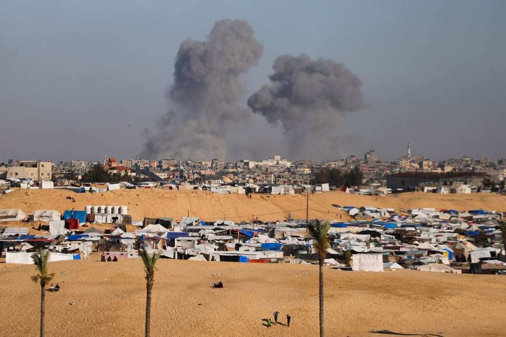 Nach einem israelischen Luftangriff östlich von Rafah im Gazastreifen steigt Rauch auf.
