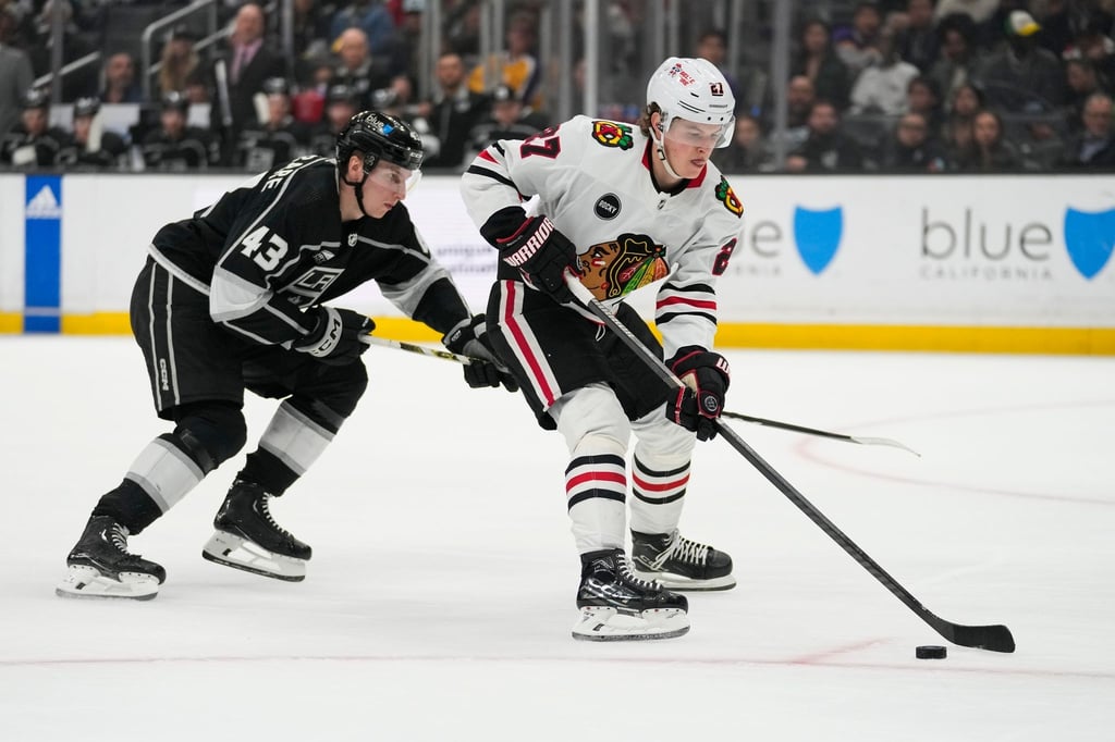 Lukas Reichel (r) bleibt bei den Chicago Blackhawks.