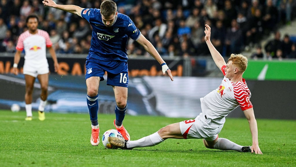 Gegen den Ball: Nicolas Seiwald haut dazwischen.