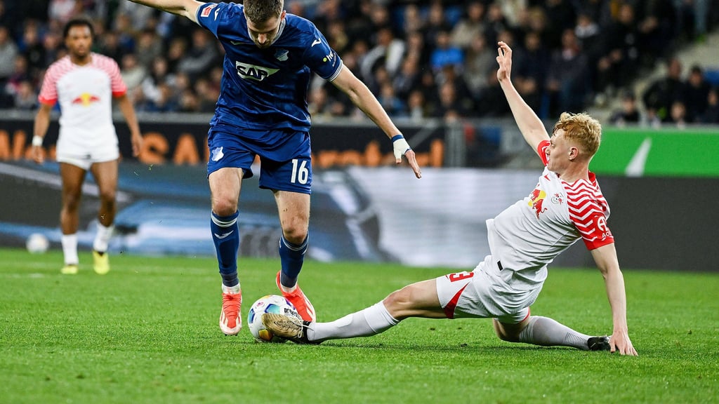 Gegen den Ball: Nicolas Seiwald haut dazwischen.
