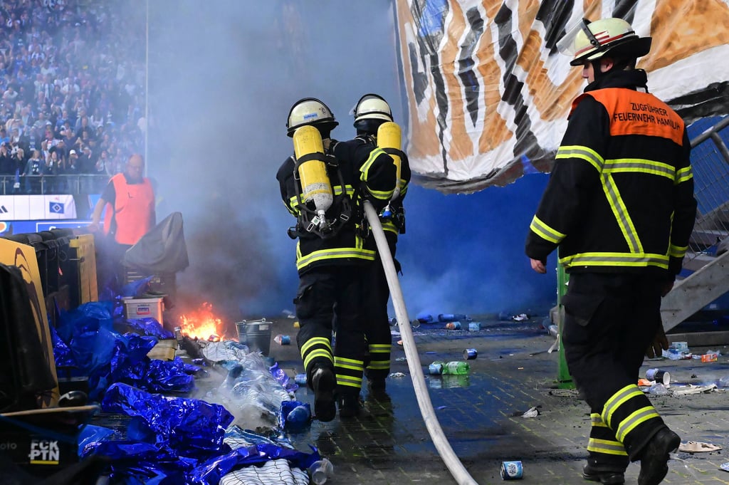 Beim Spiel Hamburger SV gegen St. Pauli hat Pyrotechnik die Choreo der Fans entzündet - die Feuerwehr musste anrücken.