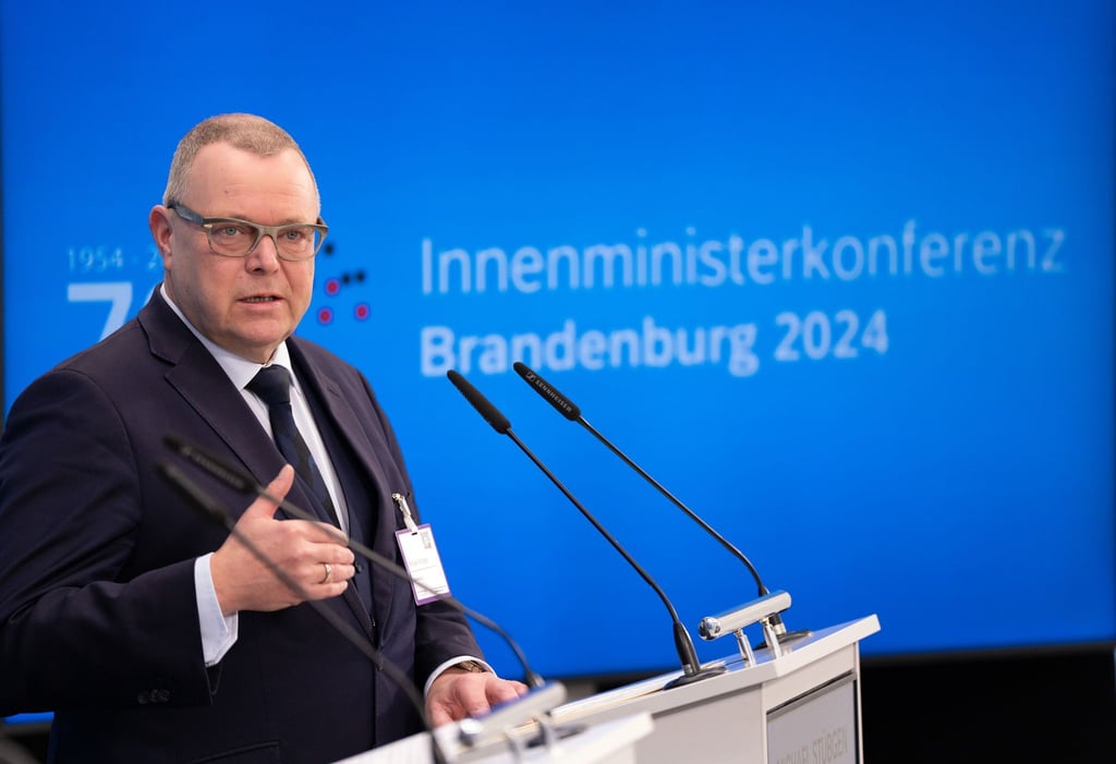 Brandenburgs Innenminister Michael Stübgen (CDU) spricht nach der symbolischen Staffelstab-Übergabe durch Berlins Innensenatorin Spranger für den Vorsitz der Innenministerkonferenz 2024 während einer gemeinsamen Pressekonferenz.