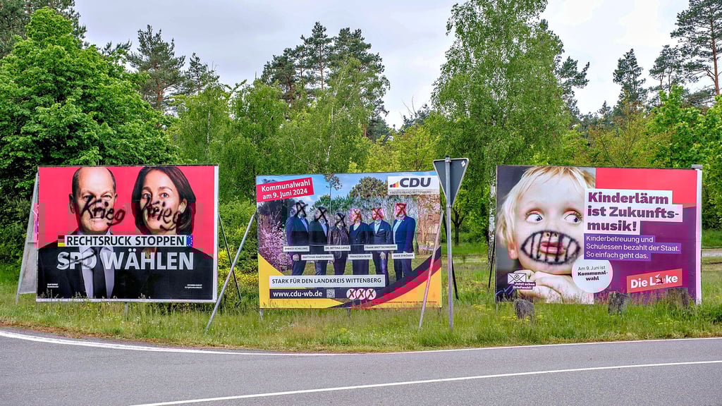 Beschmierte Wahlwerbung von SPD, CDU und Linken in Bergwitz.
