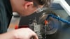 Ein Auszubildender zum Zerspanungsmechaniker arbeitet an einer Drehmaschine. Viele Unternehmen in Deutschland werden auch in diesem Jahr wieder Probleme haben, Auszubildende zu finden (Symbolbild).