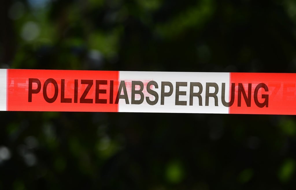 Ein Absperrband der Polizei sichert einen Tatort.