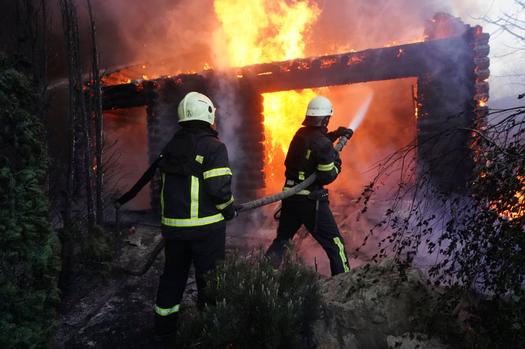 Wenn die Feuerwehr wegen seiner Taten löschen muss, fühlt sich der Angeklagte erfolgreich.