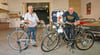 Jürgen Ribbecke (links) und Gert Lieschke zeigen alte Radmodelle, rechts ein sogenanntes MAV (Fahrrad mit Verbrennungsmotor).